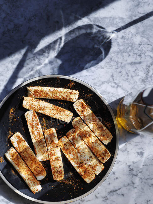 Marinating tofu in spices — Stock Photo