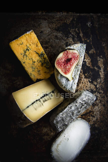 Selezione formaggi vari con metà Fig. — Foto stock