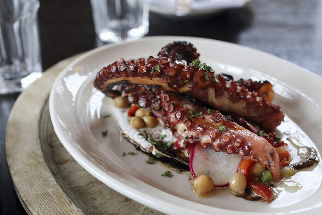 Seared octopus with chickpea salad - foto de stock