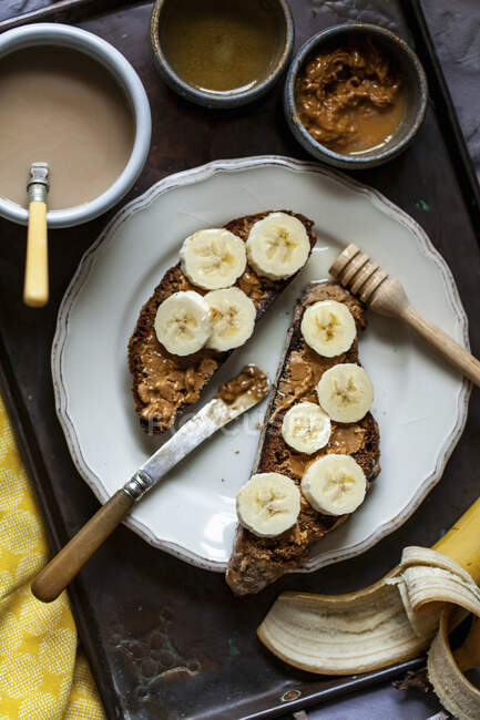 Café da manhã com chá, mel, manteiga de amendoim e torrada — Fotografia de Stock