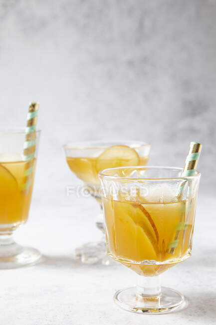 Earl Grey chá com fatias de maçã e cubos de gelo — Fotografia de Stock