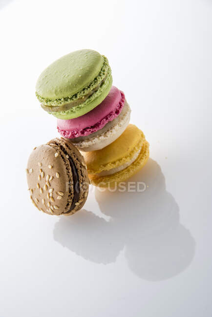 Macarons coloridos diferentes no fundo branco — Fotografia de Stock
