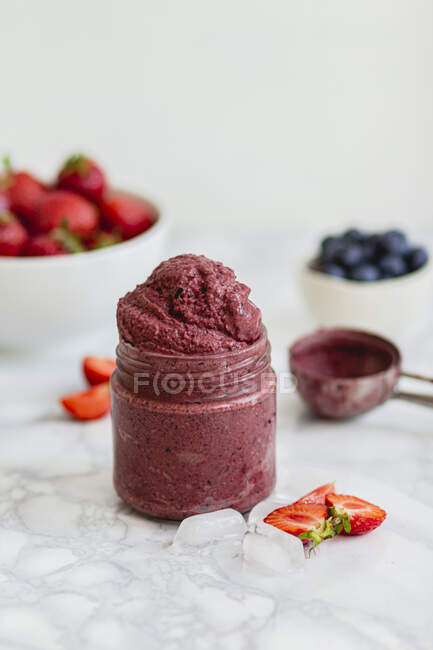 Berry sorbet with fresh strawberries, blueberries and ice — Stock Photo