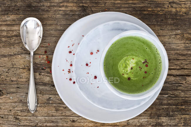 Ramsons, wild garlic soup in white plate — Stock Photo
