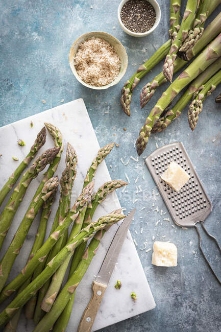 Asparagi verdi e parmigiano — Foto stock
