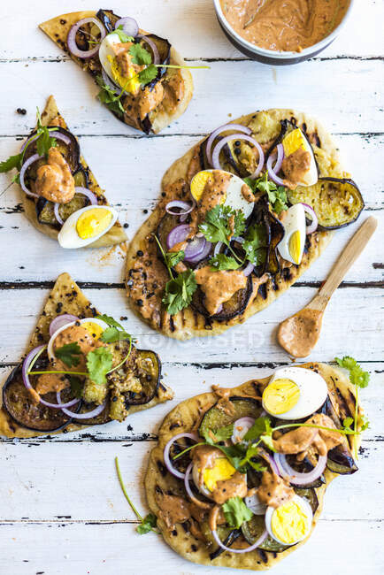 Olive Oil Flatbreads with Boiled Egg and Roasted Aubergine - foto de stock
