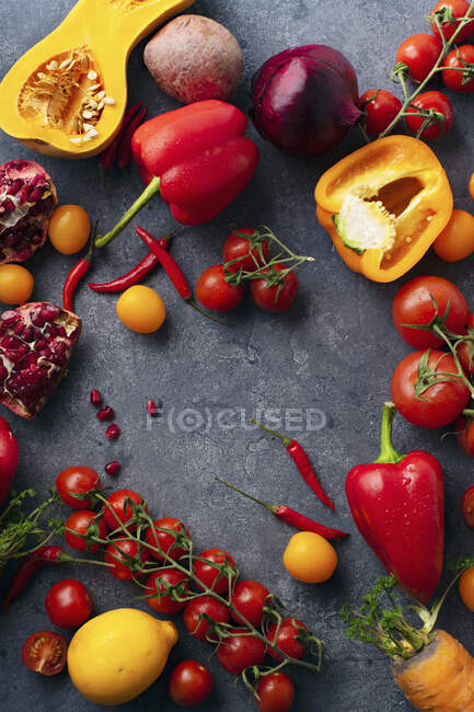Плоский уголок с красочными овощами (нарезанный ореховый сквош, помидоры черри, перец, гранат и лук) — стоковое фото