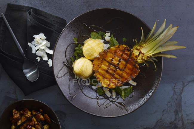 Grilled pineapple with vanilla ice cream — Stock Photo