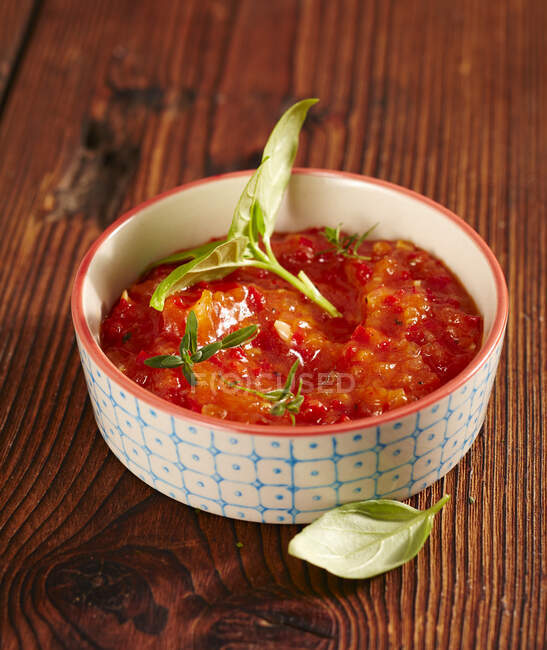 Salsa de tomate picante como salsa para una fondue - foto de stock