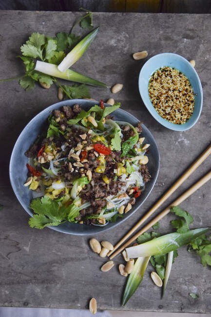Стеклянный салат из лапши с овощами и арахисом (Азия) — стоковое фото
