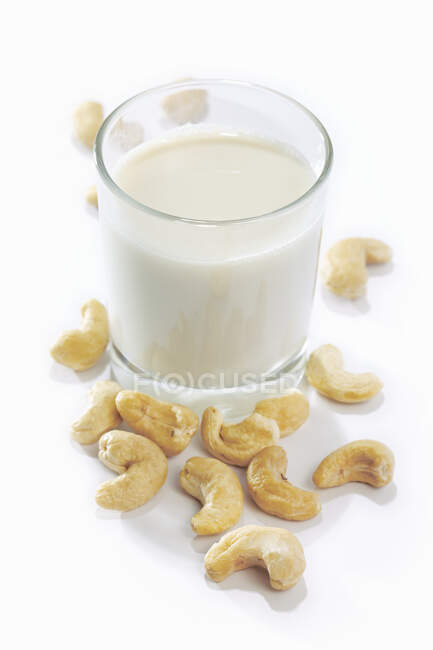 Cashew drink with cashew nuts — Stock Photo