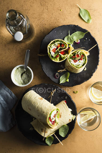Envoltura vegetal con mozzarella y mayonesa de albahaca - foto de stock
