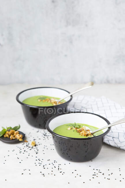 Soupe de pois avec garniture aux noix, sésame et yaourt — Photo de stock