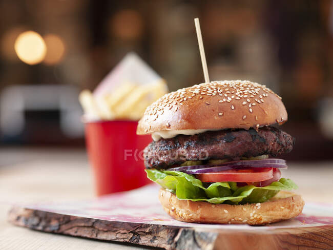 Hamburger classico su sfondo sfocato — Foto stock