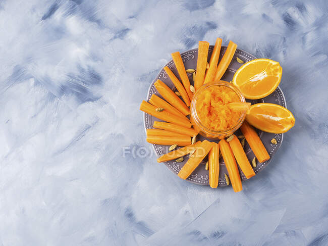 Mermelada saludable de zanahoria baja en azúcar con jugo de naranja y cardamomo - foto de stock