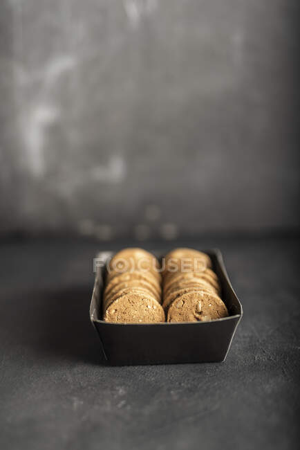 Spelt cookies with almonds served in box - foto de stock