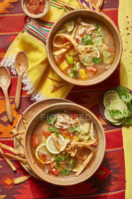Sopa mexicana con tortillas y lima - foto de stock