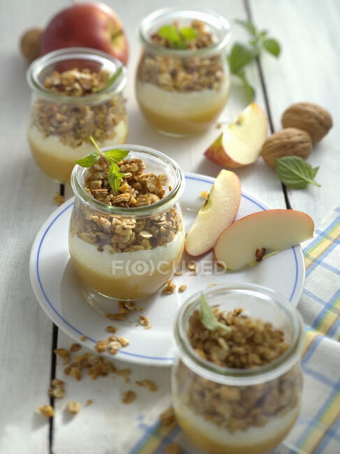 Muesli à la compote de pommes, yaourt et granola — Photo de stock