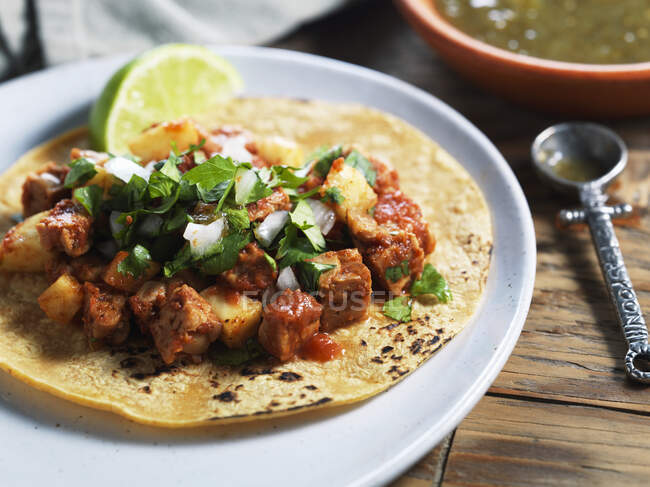 Tempeh taco on corn tortilla with pineapple, clinatro and onion — Stock Photo