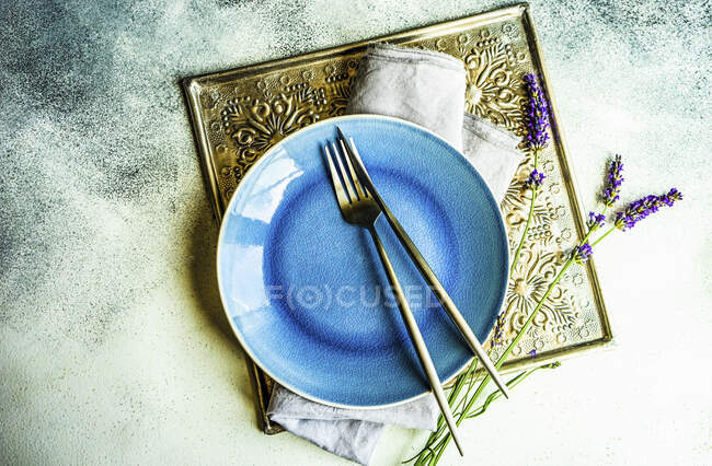 Mesa de verão com talheres e grés minimalistas decorados com flores frescas de lavanda — Fotografia de Stock