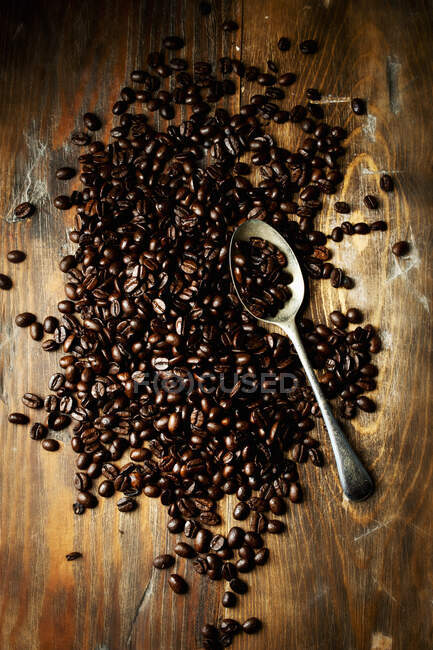 Kaffeebohnen auf Holz Hintergrund — Stockfoto