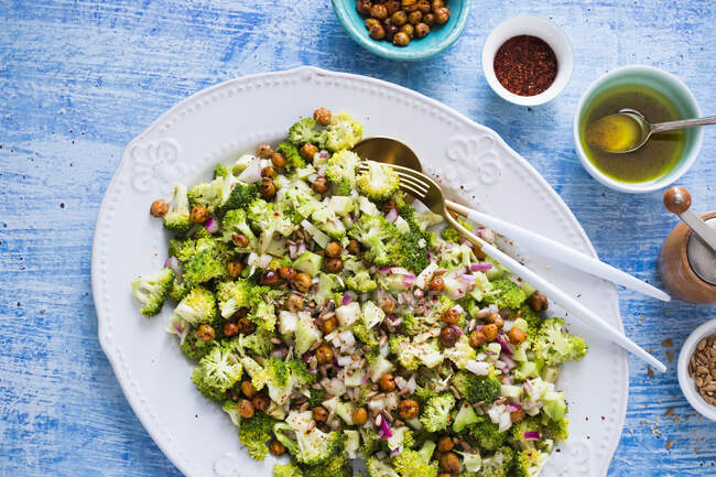 Spicy broccoli salad with roasted chickpeas — Stock Photo