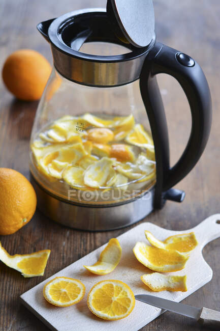 Orangenschale im Wasserkocher zum Entkalken — Stockfoto