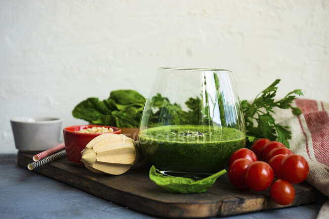Green smoothie of apple, baby spinacj, cucumber, chia seeds on concrete background — Stock Photo