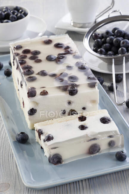 Blaubeer-Joghurtkuchen in Glasschüssel — Stockfoto