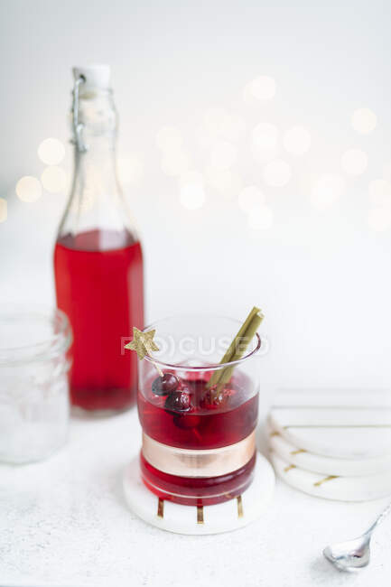 Beeren-Wodka mit Preiselbeeren in Glas und Flasche — Stockfoto