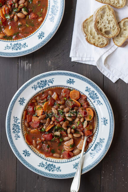 Sopa com feijão, tomate e cenoura, pão — Fotografia de Stock