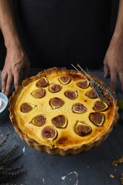 Close-up shot of delicious Freshly baked mascarpone fig tart — Stock Photo