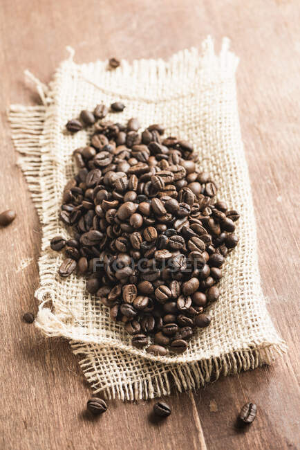 Primer plano de granos de café tostados - foto de stock