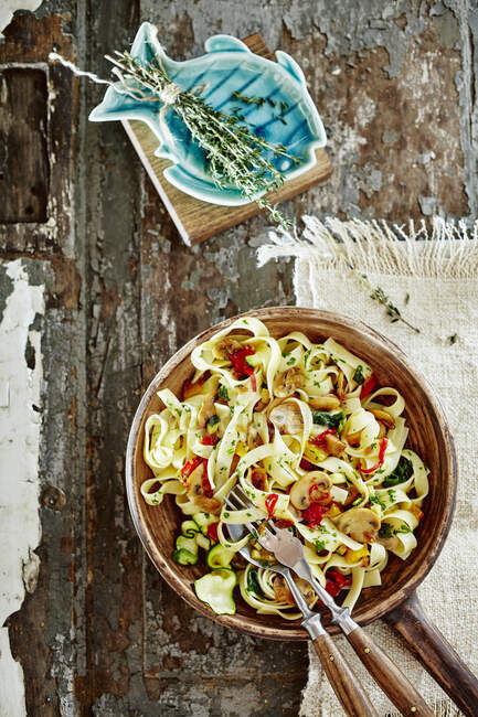 Tagliatelle with chili, mushrooms, courgettes, olive oil and thyme — Stock Photo