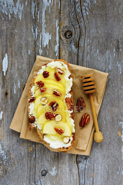 Toast mit Apfel, Nüssen, Honig und Ricotta — Stockfoto