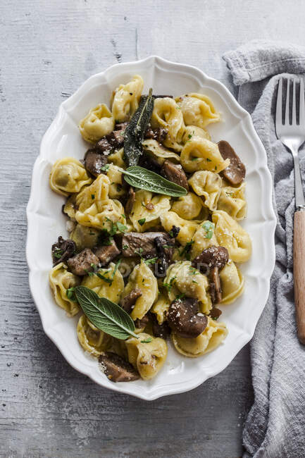 Nahaufnahme von köstlichen Tortellini mit Pilzen und Salbei — Stockfoto