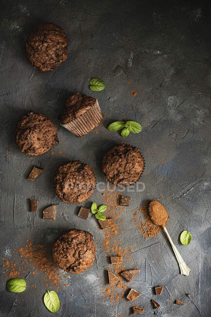 Крупный план вкусных шоколадных кексов — стоковое фото