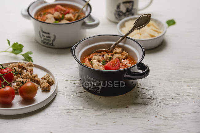 Томатний суп в сковороді, крупним планом — стокове фото