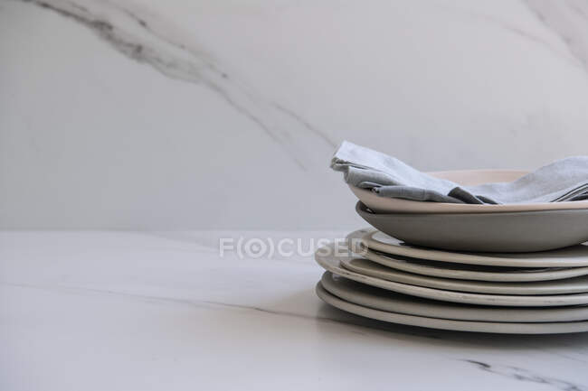Platten stapeln sich auf Marmoroberfläche an Wand — Stockfoto