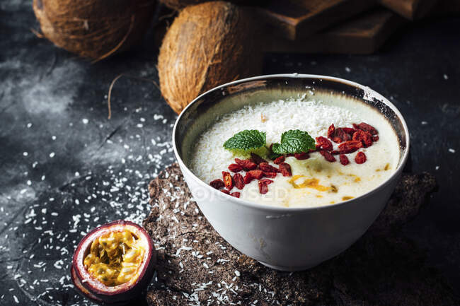 Smoothie bowl with goji and passion fruits — Stock Photo