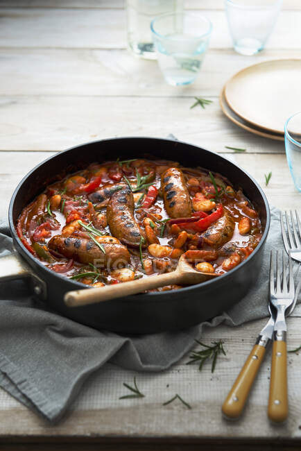 Casserole de saucisses et de fèves au beurre avec tomates, oignons et poivrons — Photo de stock