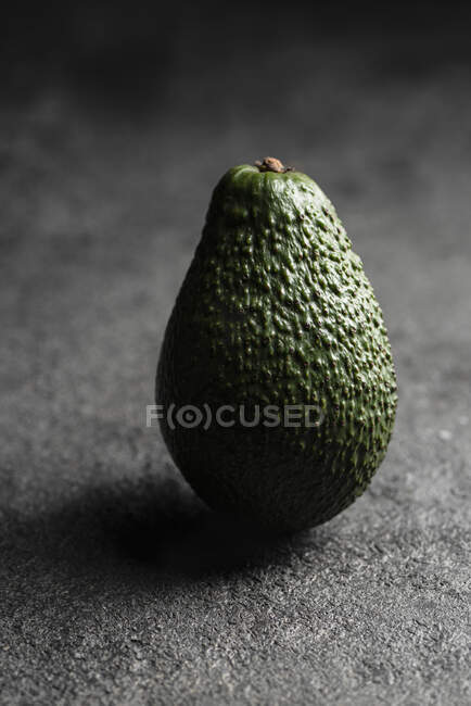 Avocado на черном фоне — стоковое фото
