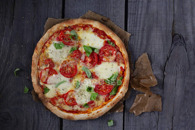 Pizza à la tomate, fromage mozzarella et basilic — Photo de stock
