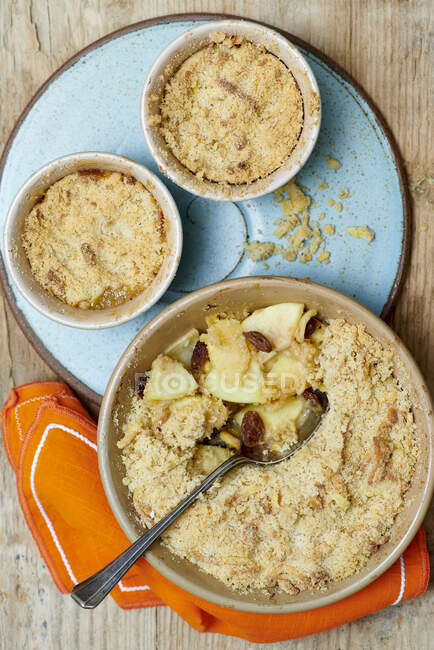 Apple crumble desserts with marzipan and raisins — Stock Photo