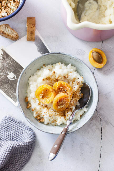 Rice pudding with caramelized apricots and biscuit crumbs — Stock Photo