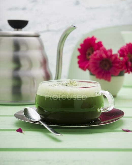 Matcha-Tee mit Sojamilchschaum — Stockfoto