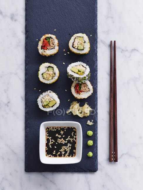 Sushi impostato su sfondo nero — Foto stock