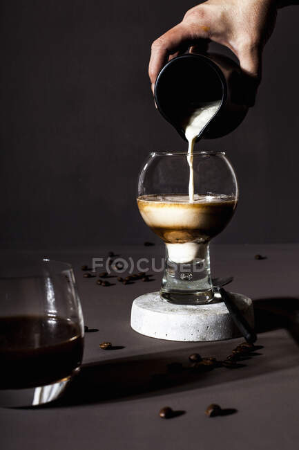 Кофе в стакане с молоком — стоковое фото