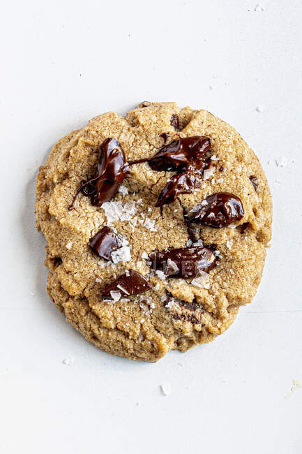 Biscoitos de chocolate derretido em branco — Fotografia de Stock