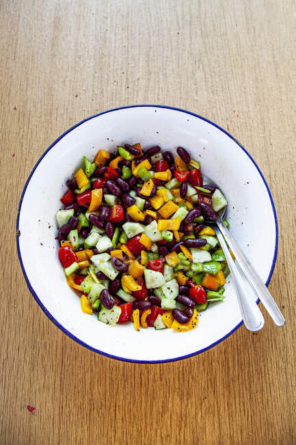 Salat mit Bohnen, Gurken, Paprika und Tomaten — Stockfoto